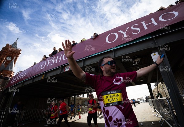 051025 - Oysho Cardiff Half Marathon - Runners make their way through Cardiff Bay as they take part in the Oysho Cardiff Half Marathon