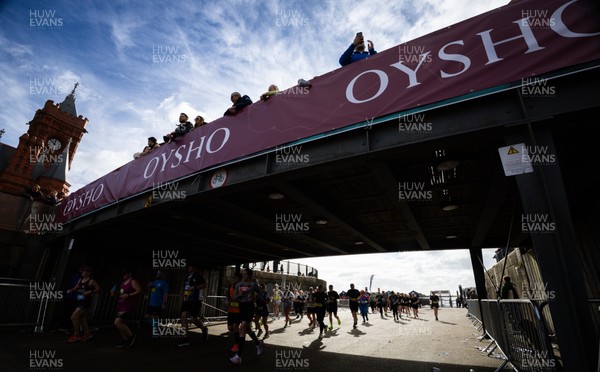 051025 - Oysho Cardiff Half Marathon - Runners make their way through Cardiff Bay as they take part in the Oysho Cardiff Half Marathon