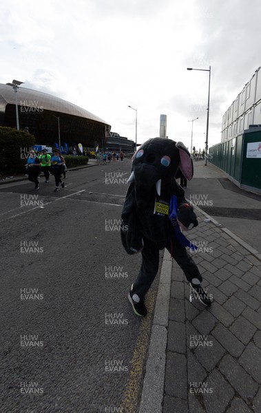 051025 - Oysho Cardiff Half Marathon - Runners make their way through Cardiff Bay as they take part in the Oysho Cardiff Half Marathon