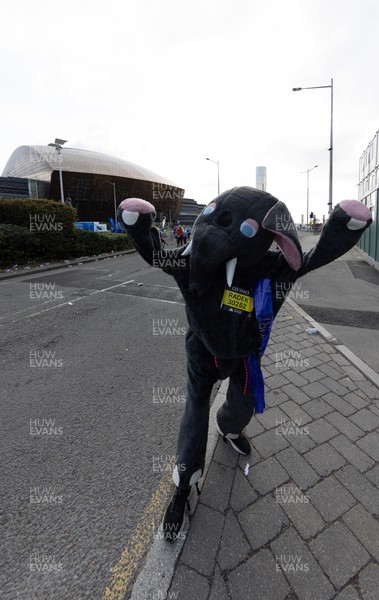 051025 - Oysho Cardiff Half Marathon - Runners make their way through Cardiff Bay as they take part in the Oysho Cardiff Half Marathon