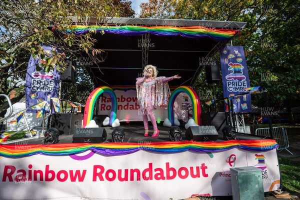 051025 - Oysho Cardiff Half Marathon - Rainbow Roundabout
