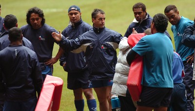 10.11.06 - Pacific Islanders Training - Backs Coach, Shane Howarth talks to the players 