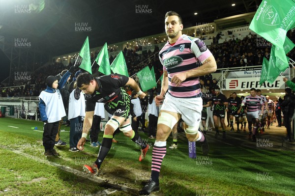 140117 - Pau v Cardiff Blues - European Rugby Challenge Cup - Sam Warburton of Cardiff Blues leads out his side by Ben Evans/Huw Evans Agency