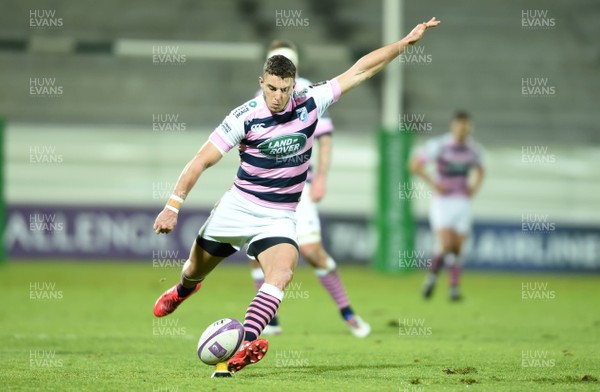 140117 - Pau v Cardiff Blues - European Rugby Challenge Cup - Steven Shingler of Cardiff Blues kicks at goal by Ben Evans/Huw Evans Agency