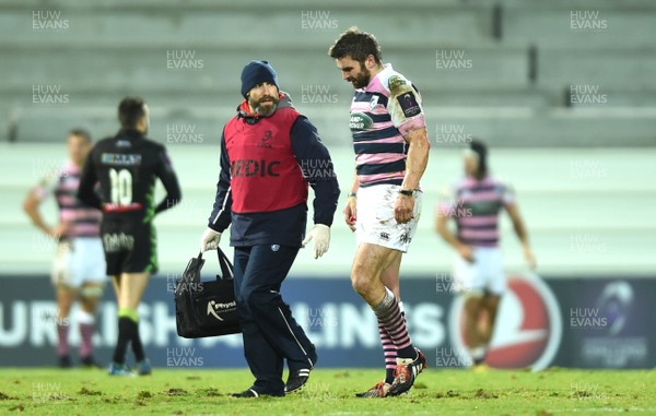 140117 - Pau v Cardiff Blues - European Rugby Challenge Cup - Nicky Robinson of Cardiff Blues leaves the field with physio Dan Jones by Ben Evans/Huw Evans Agency