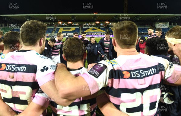 140117 - Pau v Cardiff Blues - European Rugby Challenge Cup - Cardiff Blues head coach Danny Wilson talks to his players after the game by Ben Evans/Huw Evans Agency