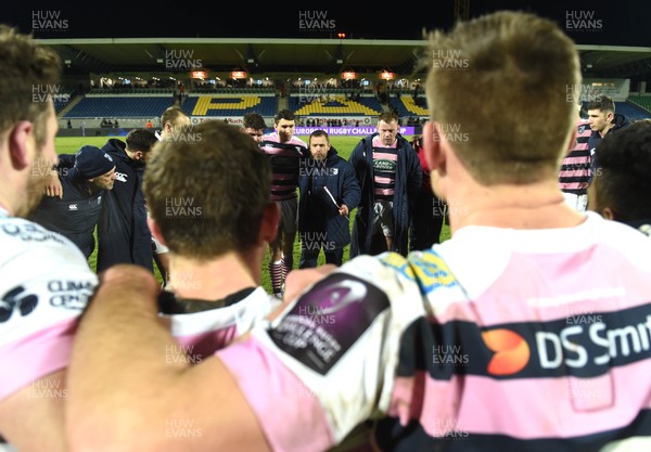 140117 - Pau v Cardiff Blues - European Rugby Challenge Cup - Cardiff Blues head coach Danny Wilson talks to his players after the game by Ben Evans/Huw Evans Agency