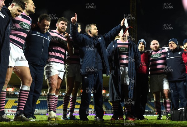 140117 - Pau v Cardiff Blues - European Rugby Challenge Cup - Cardiff Blues head coach Danny Wilson talks to his players after the game by Ben Evans/Huw Evans Agency