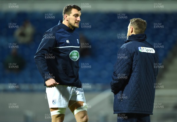 140117 - Pau v Cardiff Blues - European Rugby Challenge Cup - Sam Warburton talks to Cardiff Blues head coach Danny Wilson by Ben Evans/Huw Evans Agency