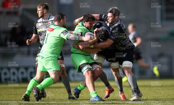 190119 - Pau v Ospreys - European Rugby Challenge Cup - Dan Malafosse of Pau is tackled by James King and Rob McCusker of Ospreys
