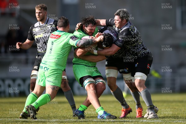 190119 - Pau v Ospreys - European Rugby Challenge Cup - Dan Malafosse of Pau is tackled by James King and Rob McCusker of Ospreys