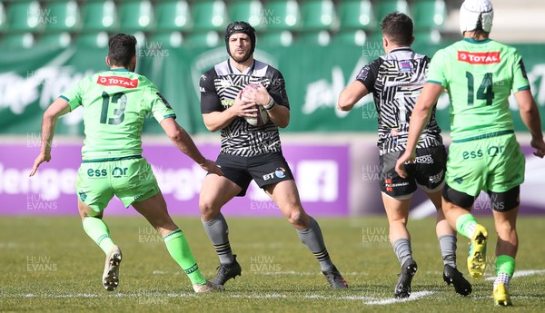 190119 - Pau v Ospreys - European Rugby Challenge Cup - Dan Evans of Ospreys is tackled by Pierre Nueno of Pau