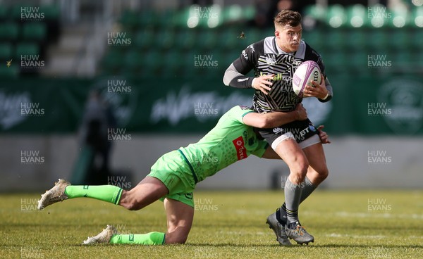 190119 - Pau v Ospreys - European Rugby Challenge Cup - Johnny Kotze of Ospreys is tackled by Pierre Nueno of Pau