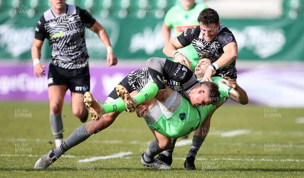 190119 - Pau v Ospreys - European Rugby Challenge Cup - Charly Malie of Pau is tackled by Johnny Kotze and Luke Morgan of Ospreys