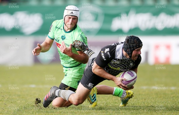 190119 - Pau v Ospreys - European Rugby Challenge Cup - Dan Evans of Ospreys is tackled by Vincent Pinto of Pau