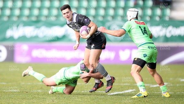 190119 - Pau v Ospreys - European Rugby Challenge Cup - Tiaan Thomas-Wheeler of Ospreys is tackled by Pierre Nueno and Vincent Pinto of Pau