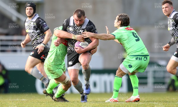 190119 - Pau v Ospreys - European Rugby Challenge Cup - Sam Parry of Ospreys is tackled by Paddy Butler and Clovis Lebail of Pau