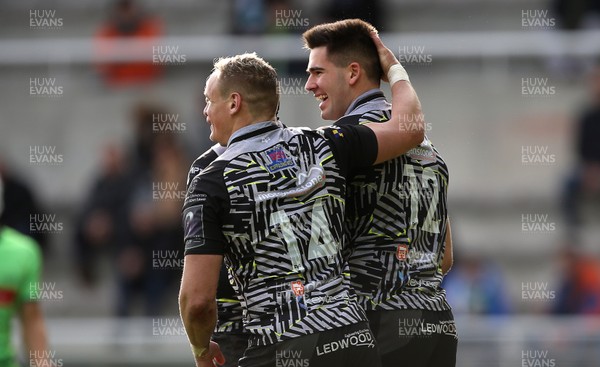 190119 - Pau v Ospreys - European Rugby Challenge Cup - Tiaan Thomas-Wheeler celebrates scoring a try with Hanno Dirksen of Ospreys