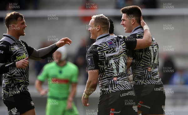 190119 - Pau v Ospreys - European Rugby Challenge Cup - Tiaan Thomas-Wheeler celebrates scoring a try with Johnny Kotze and Hanno Dirksen of Ospreys