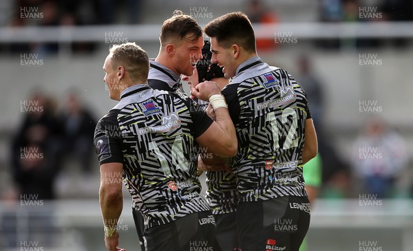 190119 - Pau v Ospreys - European Rugby Challenge Cup - Tiaan Thomas-Wheeler celebrates scoring a try with Johnny Kotze and Hanno Dirksen of Ospreys