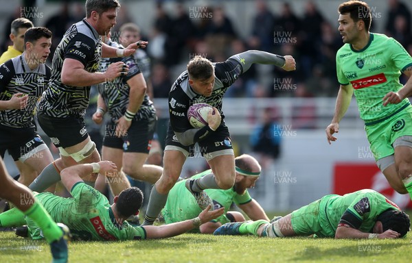 190119 - Pau v Ospreys - European Rugby Challenge Cup - Johnny Kotze of Ospreys breaks through to score a try