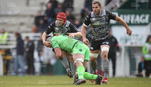 190119 - Pau v Ospreys - European Rugby Challenge Cup - Will Jones of Ospreys is tackled by Thomas Domingo of Pau