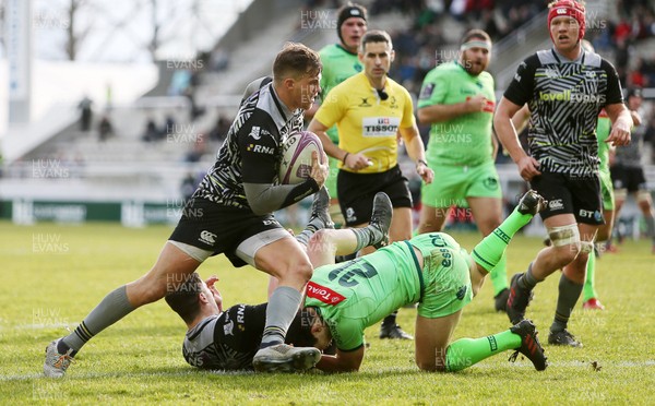 190119 - Pau v Ospreys - European Rugby Challenge Cup - Johnny Kotze of Ospreys runs in to score a try