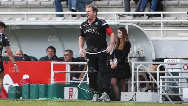 190119 - Pau v Ospreys - European Rugby Challenge Cup - Pau Head Coach Simon Mannix on the touch line during the match