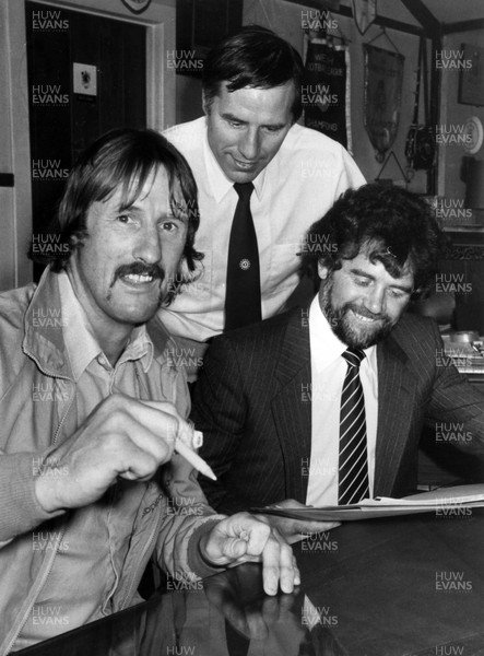 270781 - Paul Ringer signs for Cardiff City Blue Dragons RLFC -  Paul Ringer signs and General Manager, Ron Jones, and Managing Director, David Watkins, look delighted