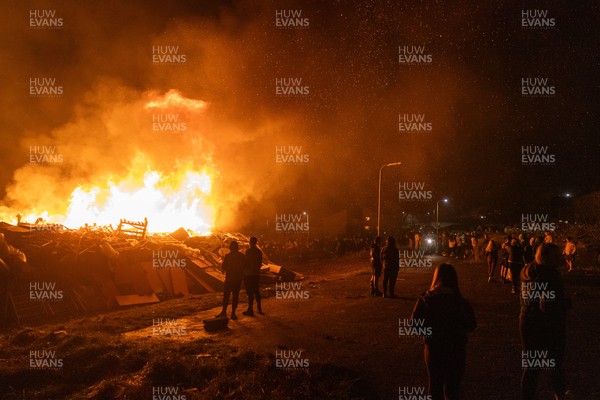 051125 - Picture shows a huge community bonfire and Fireworks display in Penrhys, Rhondda Cynon Taff in the South Wales valleys this evening on Guy Fawkes Night