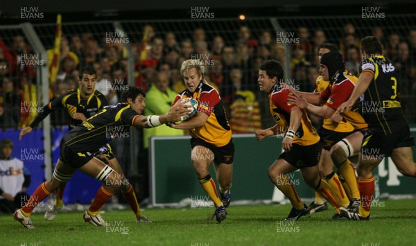 09.11.07 Perpignan v Gwent Dragons Dragon's Ashley Smith takes on Perpignan's Damien Chouly 