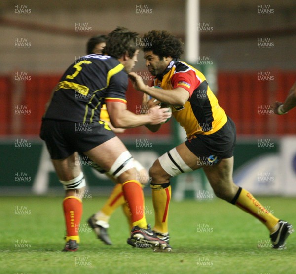 09.11.07 Perpignan v Gwent Dragons Dragon's Colin Charvis takes on Perpignan's Nathan Hines 