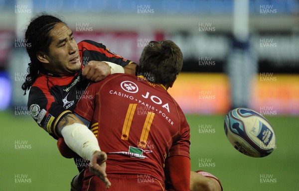 14.01.12 - Perpignan v Dragons - Amiln Challenge Cup Andy Tuilagi of Dragons gets the ball around Adrien Plante of Perpignan. 