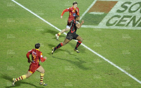 14.01.12 - Perpignan v Dragons - Amiln Challenge Cup Aled Brew of Dragons gets through. 