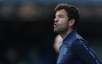 011125 - Peterborough United v Cardiff City - FA Cup First Round - Manager Brian Barry-Murphy of Cardiff urges Cardiff on