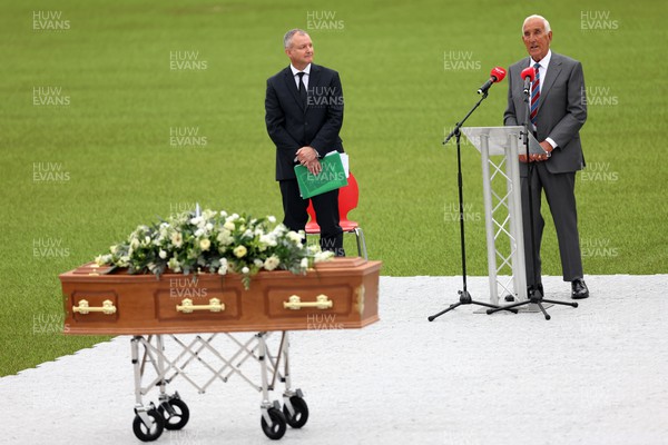 240622 - Memorial service for Phil Bennett OBE, former Llanelli, Wales & Lions player at Parc y Scarlets - Delme Thomas pays tribute
