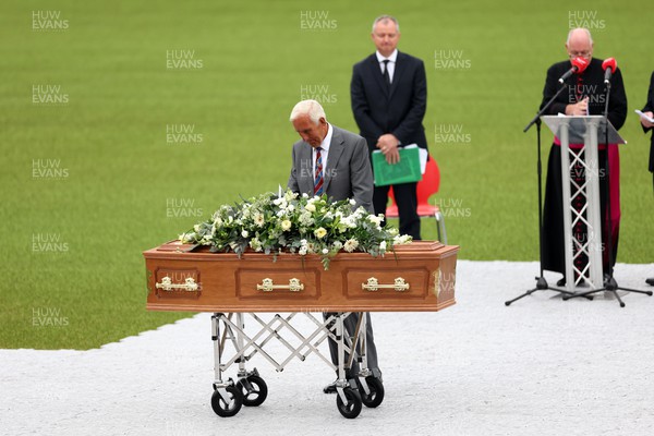 240622 - Memorial service for Phil Bennett OBE, former Llanelli, Wales & Lions player at Parc y Scarlets - Delme Thomas pays tribute