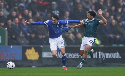 210226 - Plymouth Argyle v Cardiff City - Sky Bet League 1 - Omari Kellyman of Cardiff City battles for the ball with Caleb Watts of Plymouth Argyle