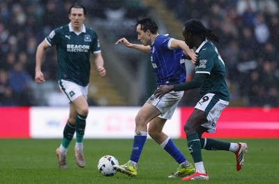 210226 - Plymouth Argyle v Cardiff City - Sky Bet League 1 - Joel Colwill of Cardiff City holds off Malachi Boateng of Plymouth Argyle 