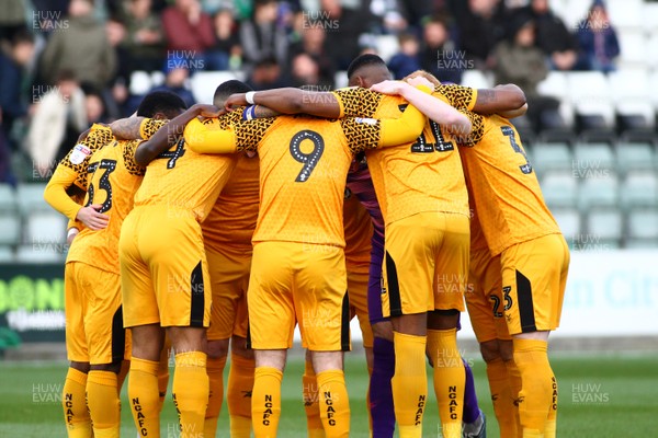 010220 - Plymouth Argyle v Newport County - EFL SkyBet League 2 - Players of Newport County huddle before kick off