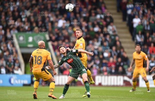 170417 - Plymouth Argyle v Newport County - SkyBet League 2 - Matthew Kennedy of Plymouth Argyle and Scot Bennett of Newport County compete