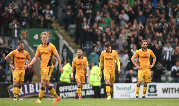 170417 - Plymouth Argyle v Newport County - SkyBet League 2 - Newport County players look dejected after a Plymouth goal