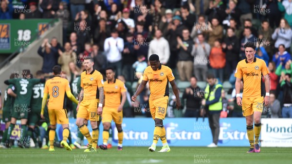 170417 - Plymouth Argyle v Newport County - SkyBet League 2 - Newport County players look dejected after a Plymouth goal