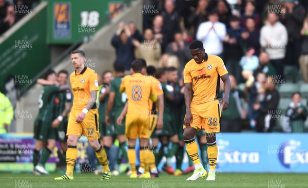 170417 - Plymouth Argyle v Newport County - SkyBet League 2 - Newport County players look dejected after a Plymouth goal