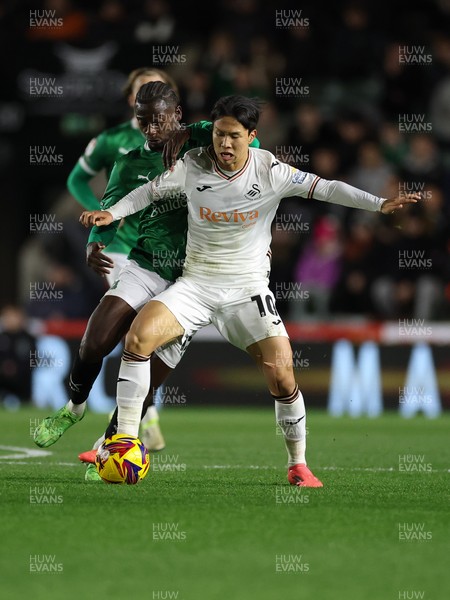 101224 Plymouth Argyle v Swansea City, EFL Sky Bet Championship - Ji-Sung Eom of Swansea City looks to break away