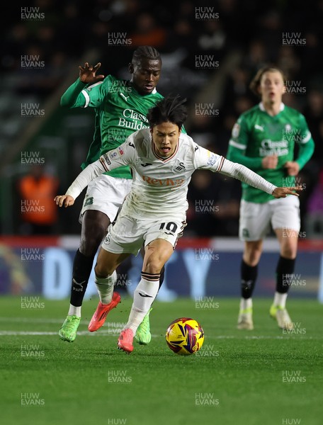 101224 Plymouth Argyle v Swansea City, EFL Sky Bet Championship - Ji-Sung Eom of Swansea City looks to break away