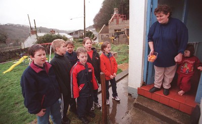 060199 Pontfaen feature - The Children of Llanychllwydog CP School in Pontfaen sing at the doors of the neighbourhood homes to celebrate their New Year