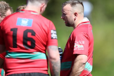 250426 - Pontyberem v Llanybydder - Admiral National League 4 West A - Llanybydder players cool off at half time