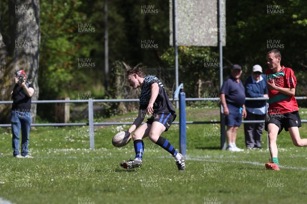 250426 - Pontyberem v Llanybydder - Admiral National League 4 West A - Pontyberem run in a try