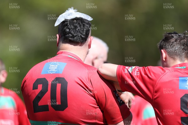 250426 - Pontyberem v Llanybydder - Admiral National League 4 West A - Llanybydder players cool off at half time